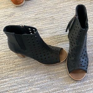 Tom’s open toed wedges